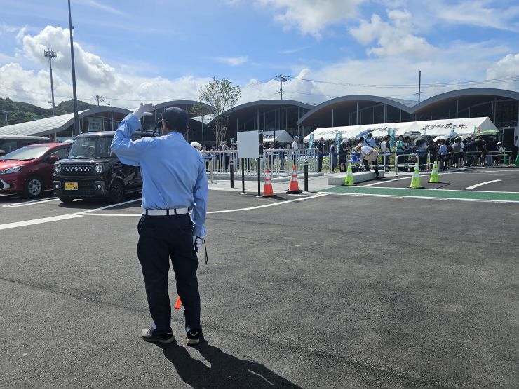 『道の駅そらっと牧之原』で警備するエスピトームの警備員